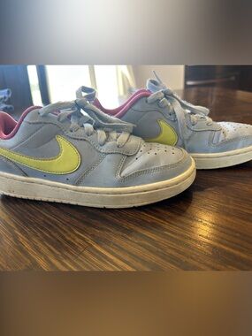 Nike Kids Light Gray Sneakers with Yellow Swoosh and Pink Lining